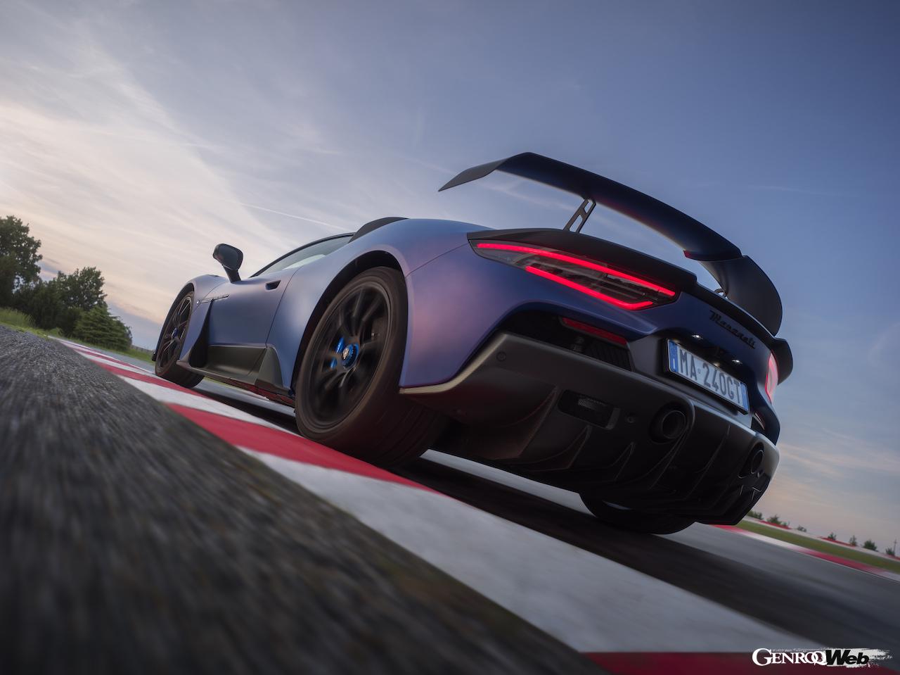 公道走行可能なレーシングカー、「マセラティ GT2 ストラダーレ」の走行シーン。