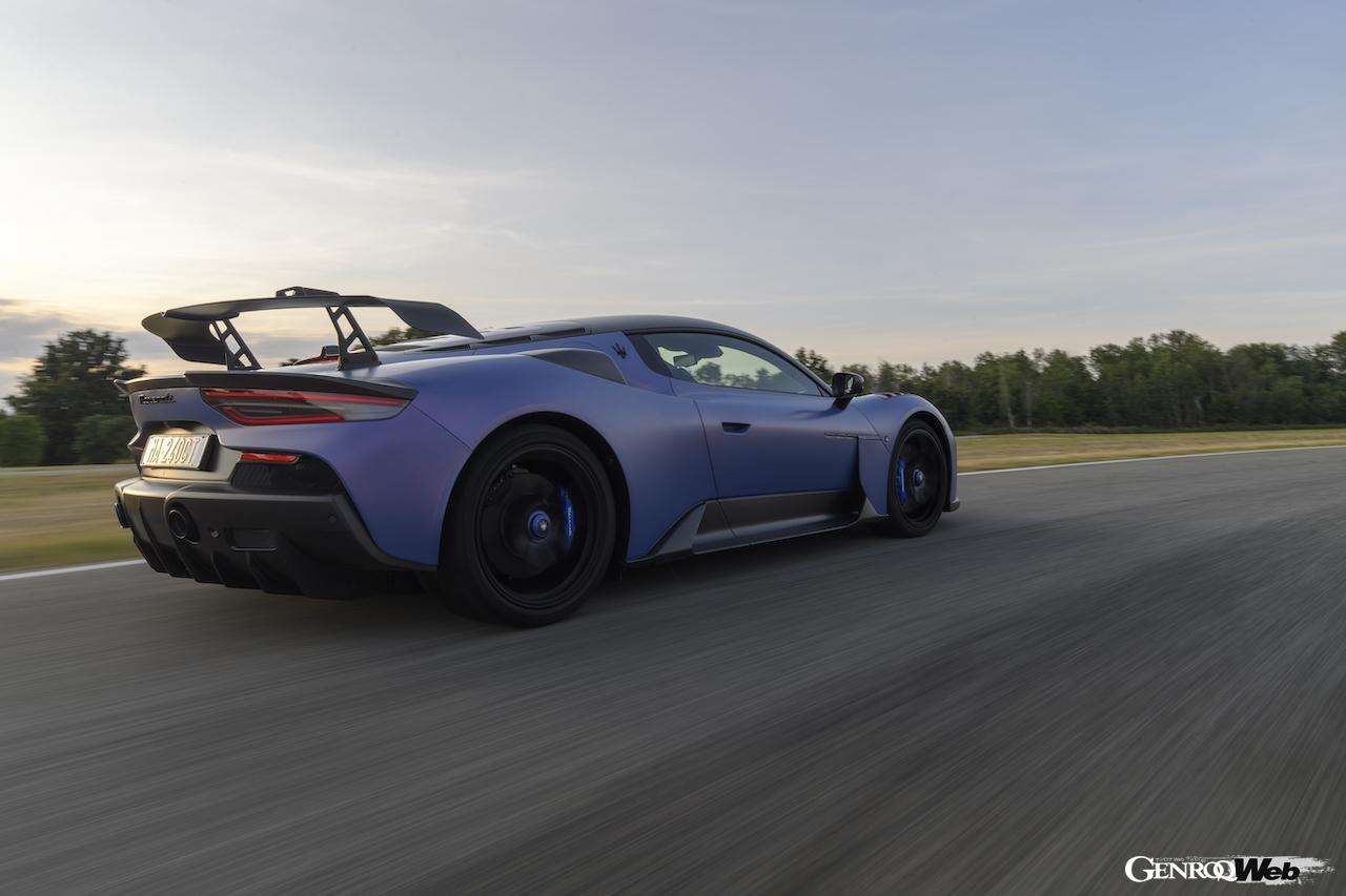 公道走行可能なレーシングカー、「マセラティ GT2 ストラダーレ」の走行シーン。