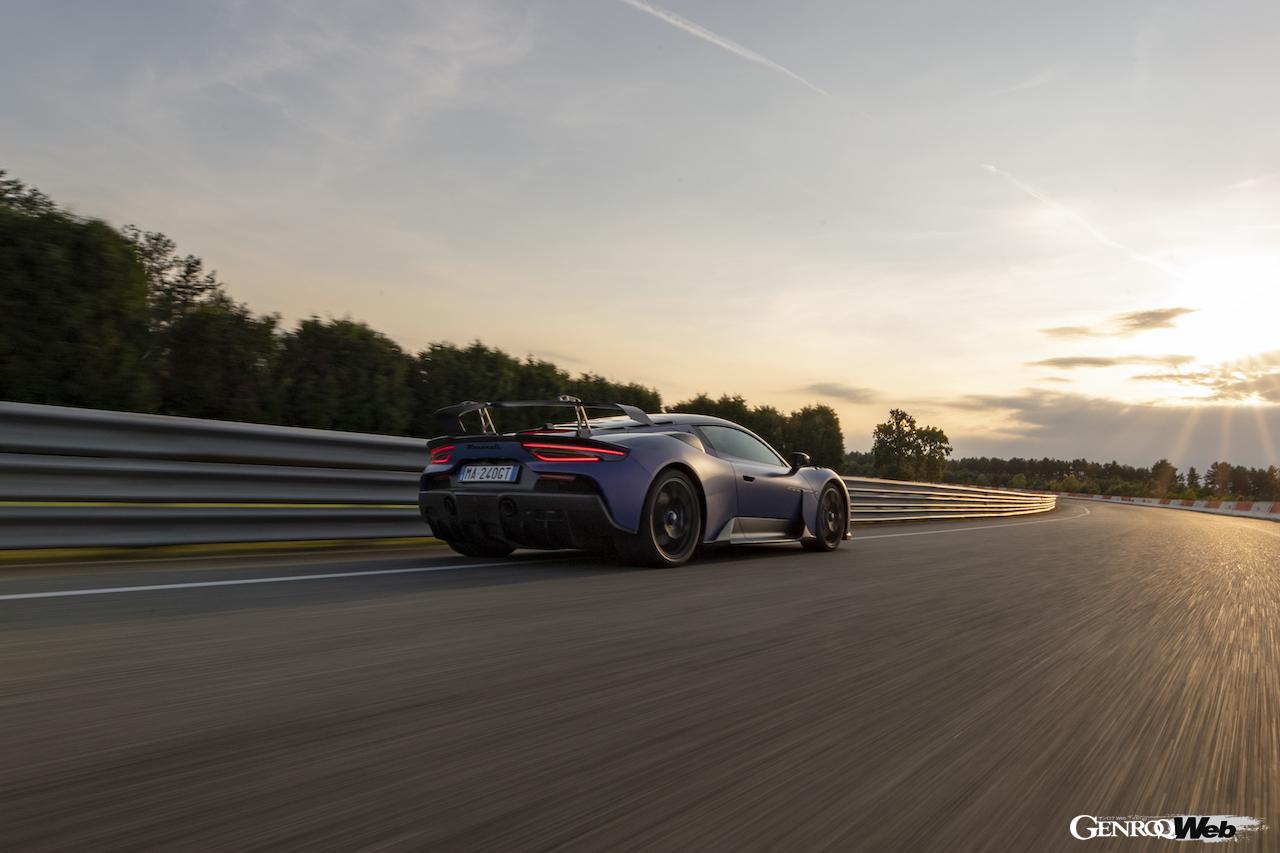 公道走行可能なレーシングカー、「マセラティ GT2 ストラダーレ」の走行シーン。