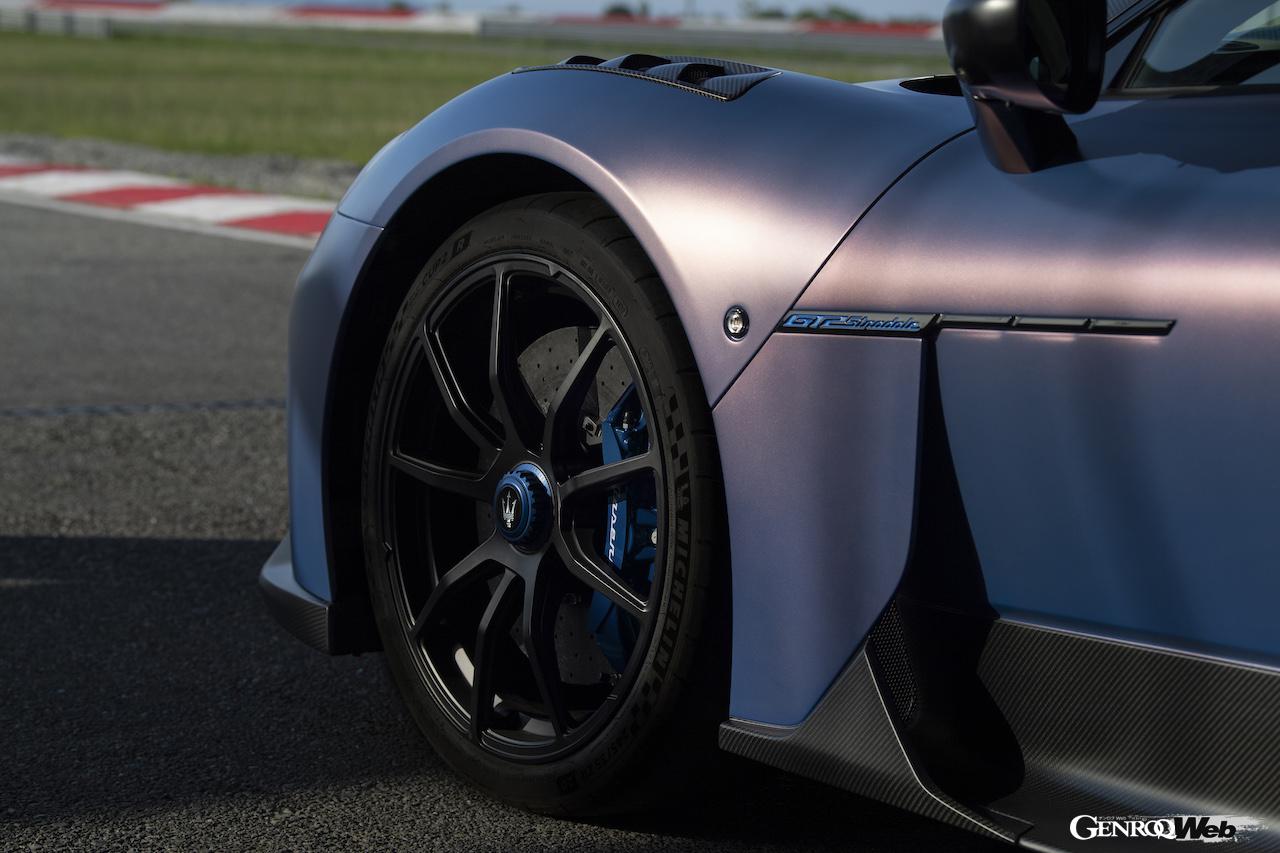 公道走行可能なレーシングカー、「マセラティ GT2 ストラダーレ」のエクステリア。