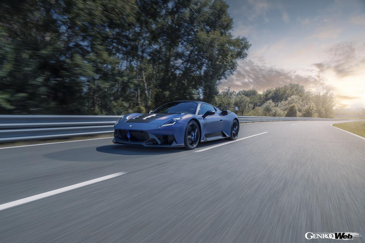 公道走行可能なレーシングカー、「マセラティ GT2 ストラダーレ」の走行シーン。