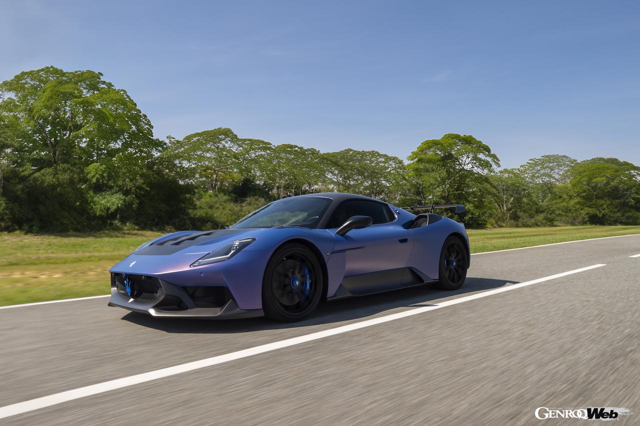 公道走行可能なレーシングカー、「マセラティ GT2 ストラダーレ」の走行シーン。