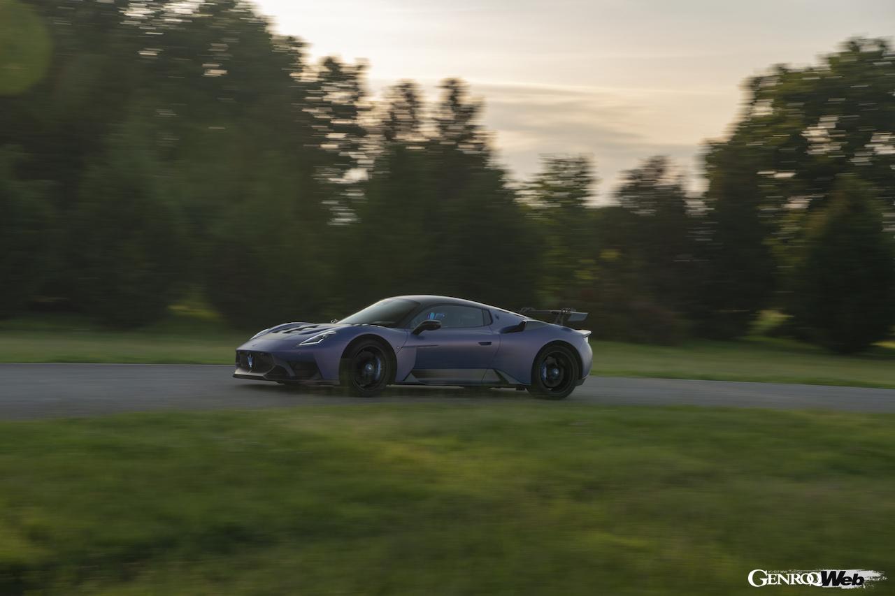 公道走行可能なレーシングカー、「マセラティ GT2 ストラダーレ」の走行シーン。