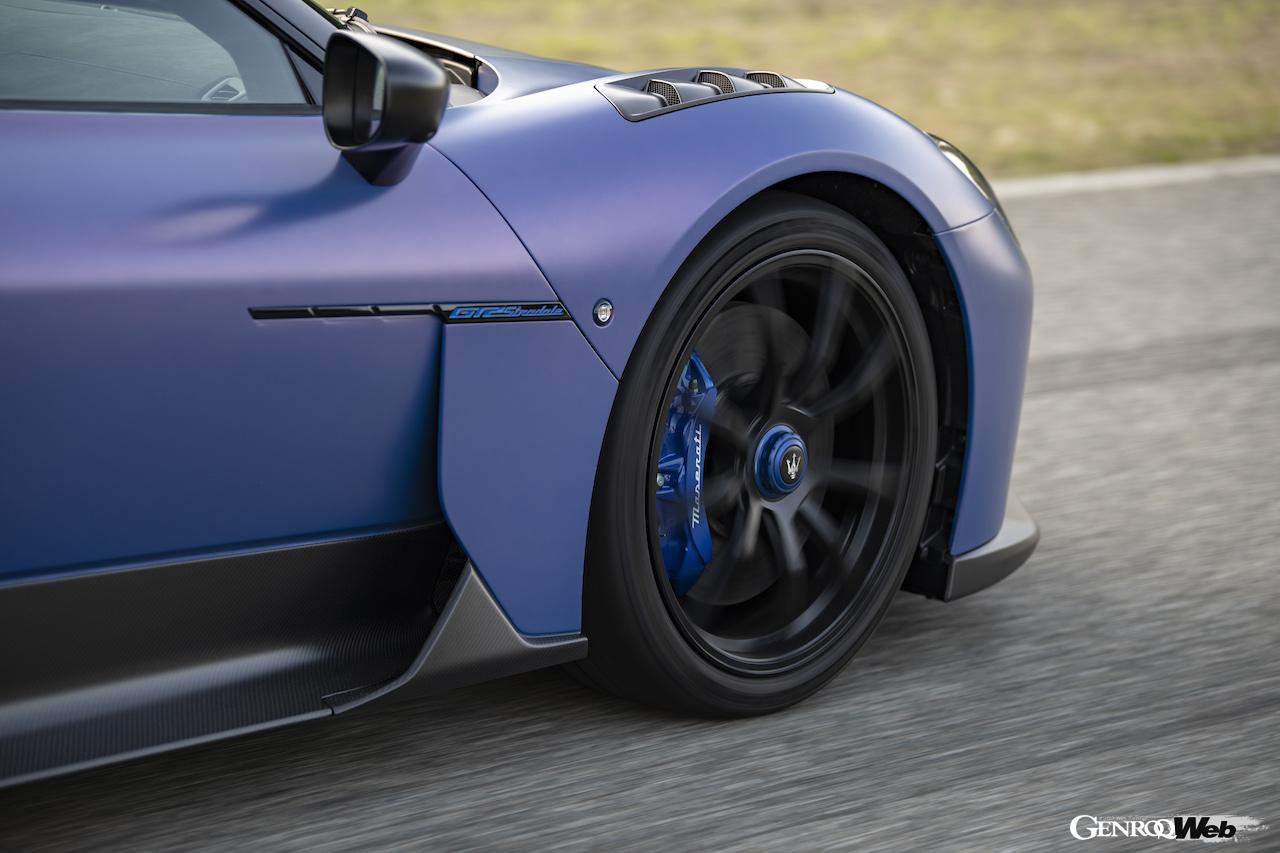 公道走行可能なレーシングカー、「マセラティ GT2 ストラダーレ」のエクステリア。