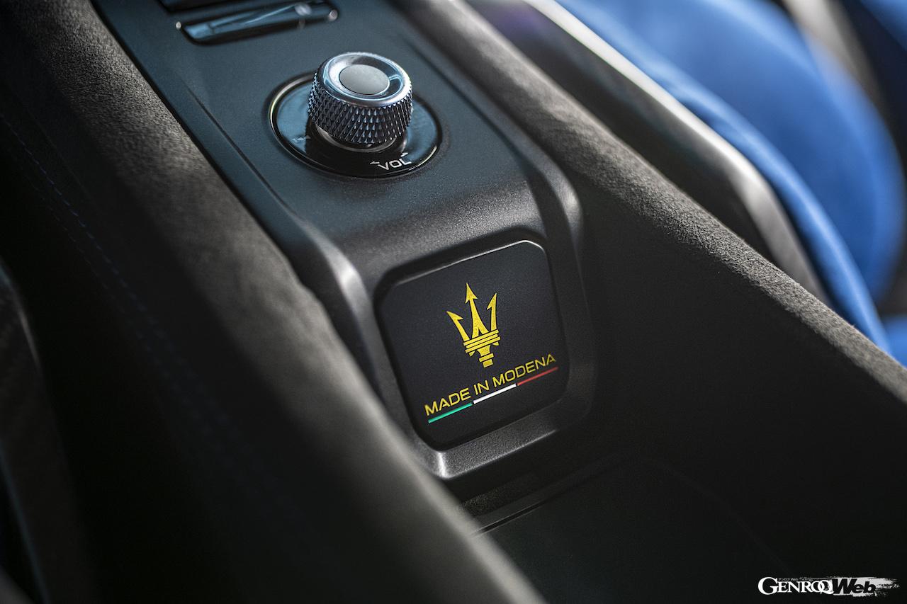 公道走行可能なレーシングカー、「マセラティ GT2 ストラダーレ」のコクピット。