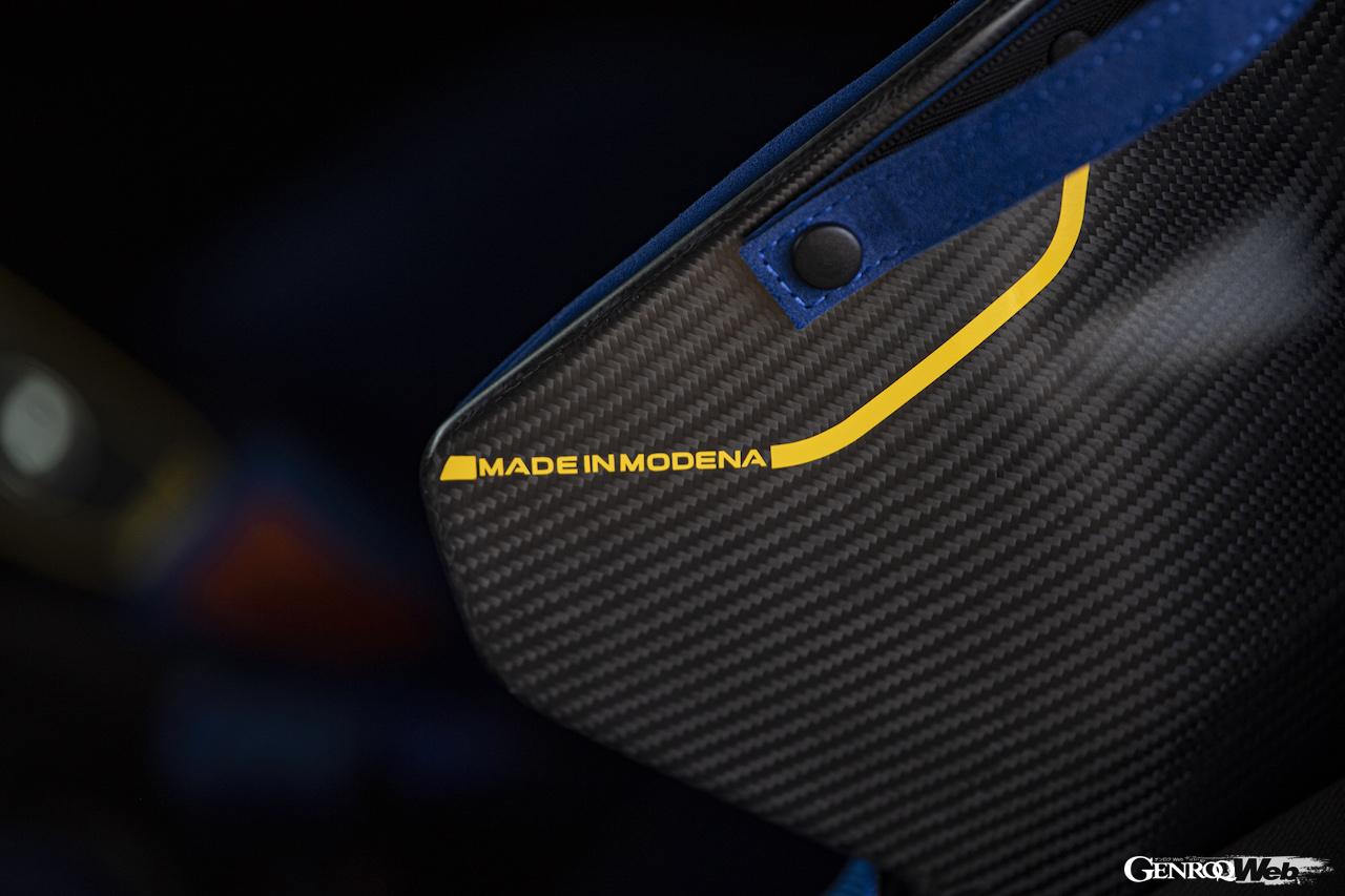 公道走行可能なレーシングカー、「マセラティ GT2 ストラダーレ」のコクピット。