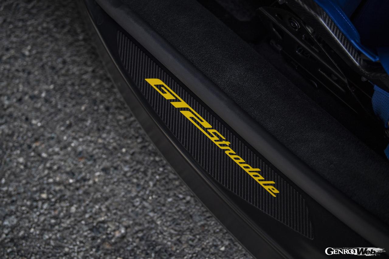 公道走行可能なレーシングカー、「マセラティ GT2 ストラダーレ」のコクピット。