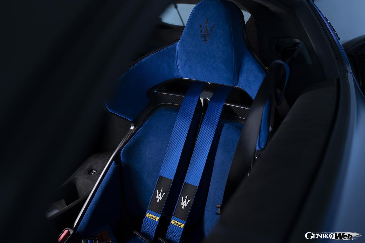 公道走行可能なレーシングカー、「マセラティ GT2 ストラダーレ」のコクピット。