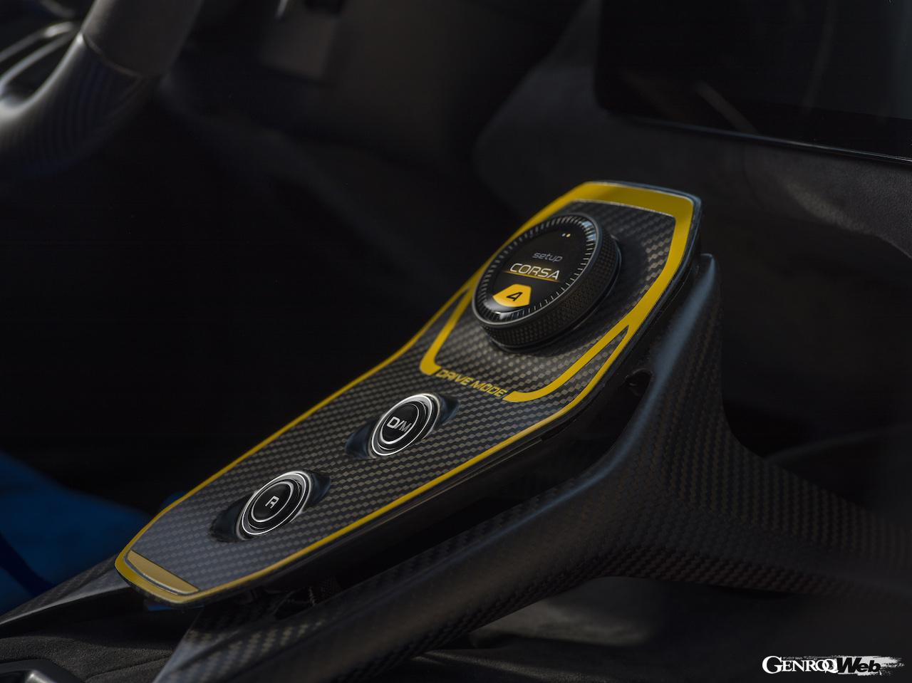 公道走行可能なレーシングカー、「マセラティ GT2 ストラダーレ」のコクピット。