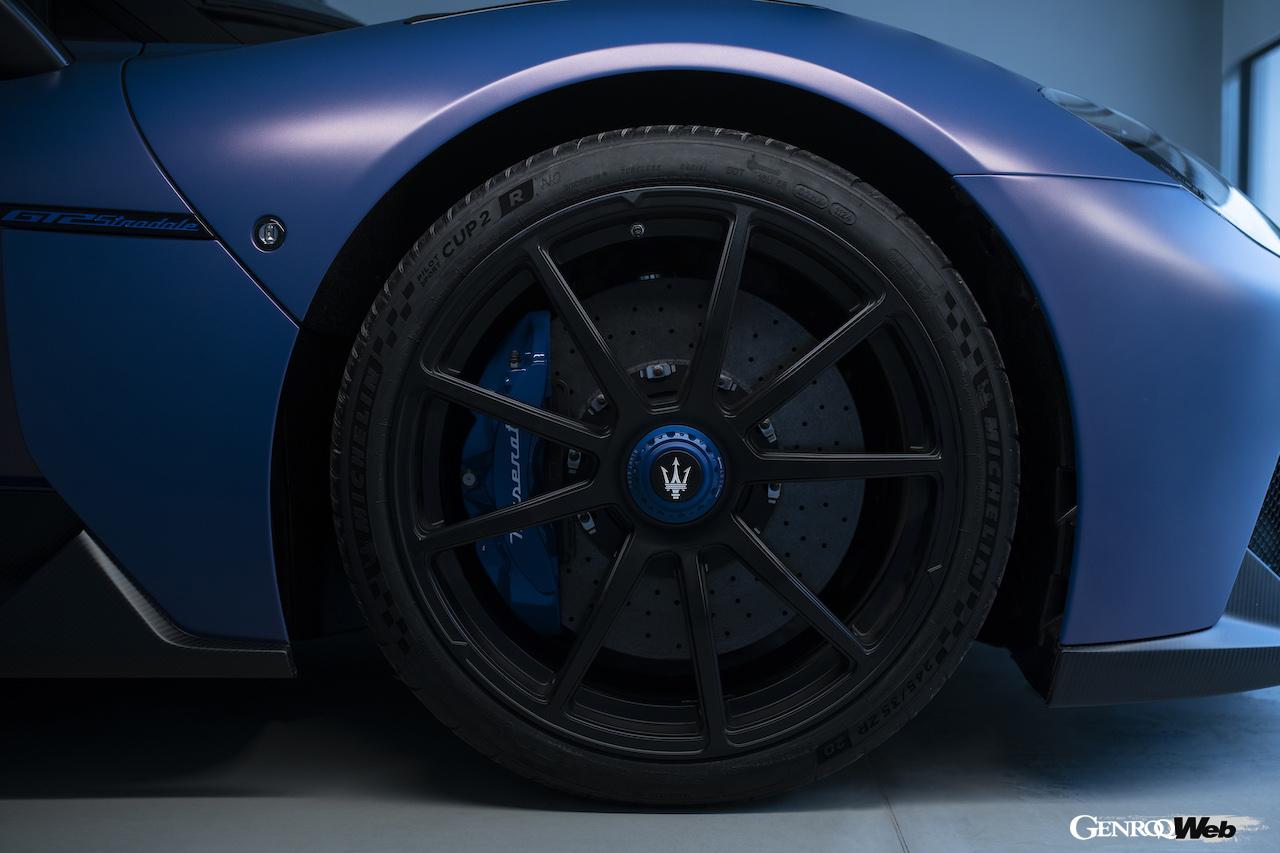 公道走行可能なレーシングカー、「マセラティ GT2 ストラダーレ」のエクステリア。