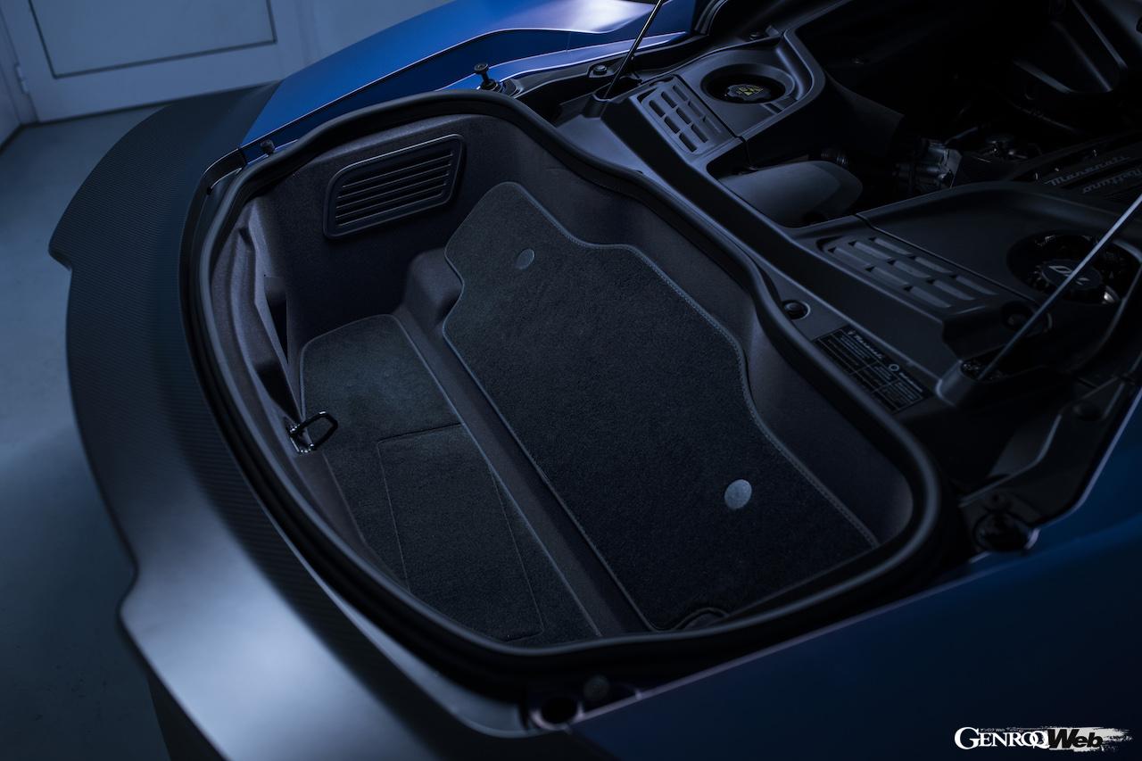 公道走行可能なレーシングカー、「マセラティ GT2 ストラダーレ」のラゲッジルーム。