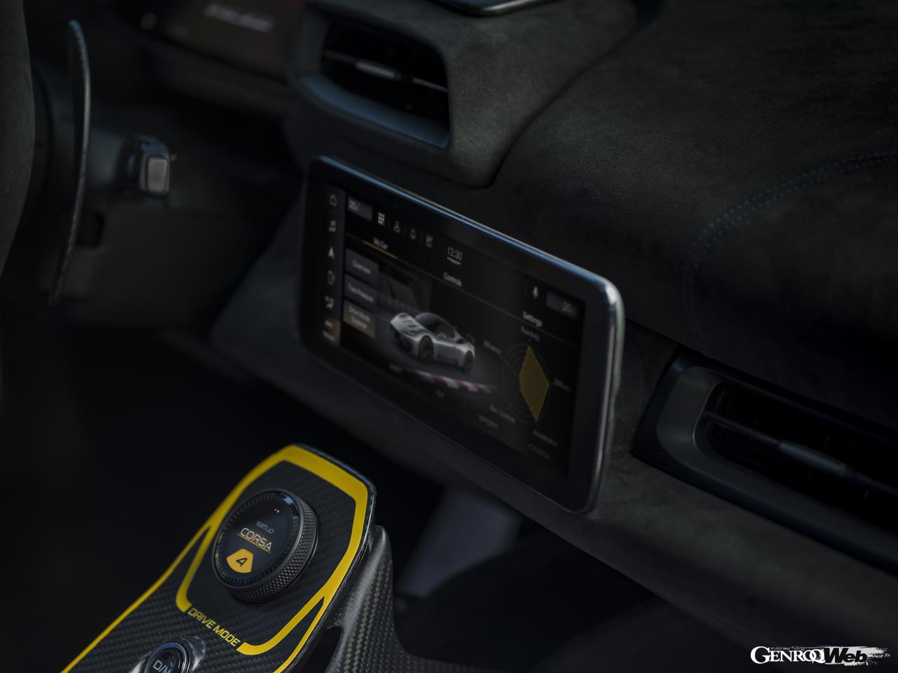 公道走行可能なレーシングカー、「マセラティ GT2 ストラダーレ」のコクピット。