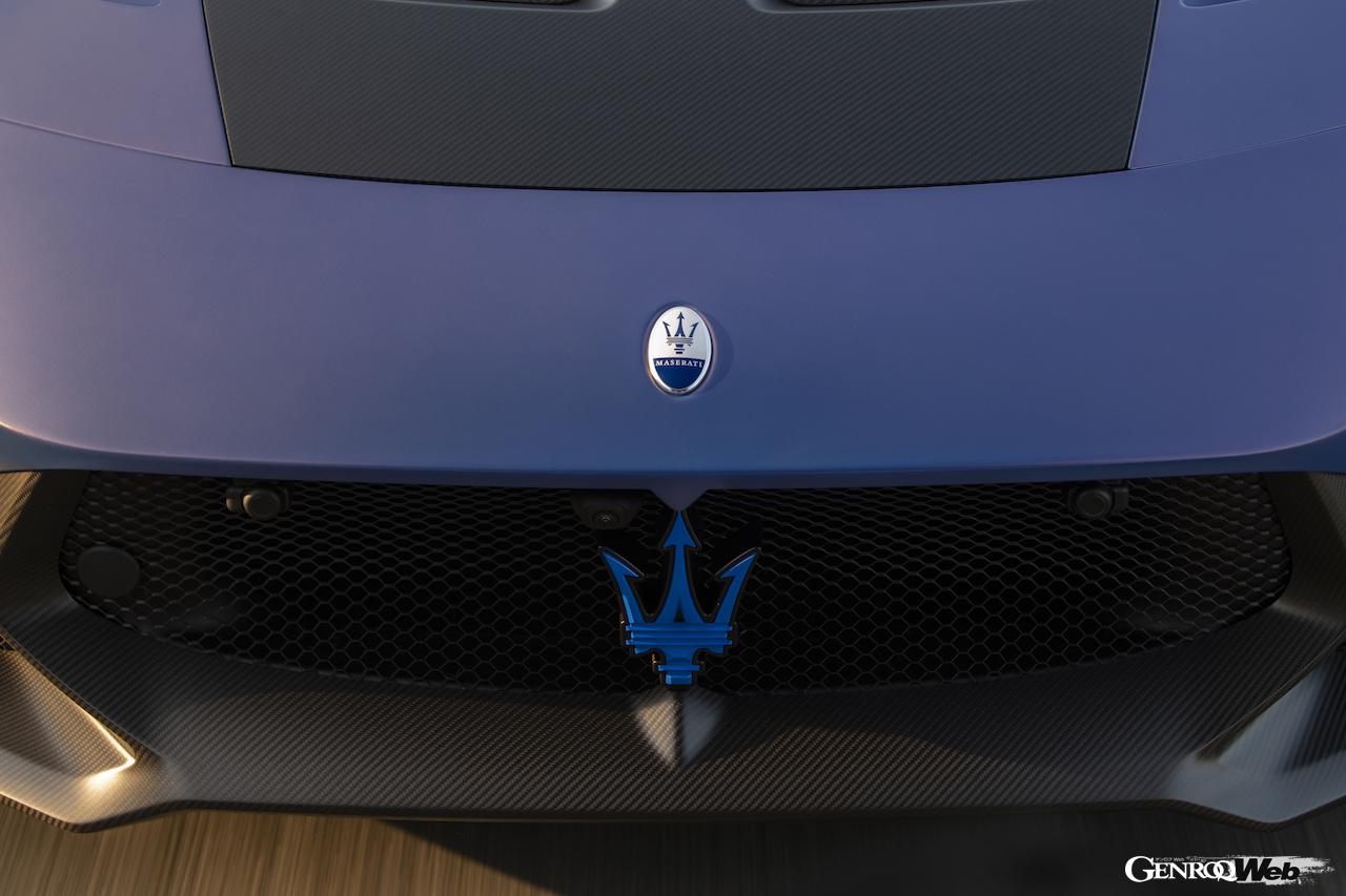 公道走行可能なレーシングカー、「マセラティ GT2 ストラダーレ」のエクステリア。