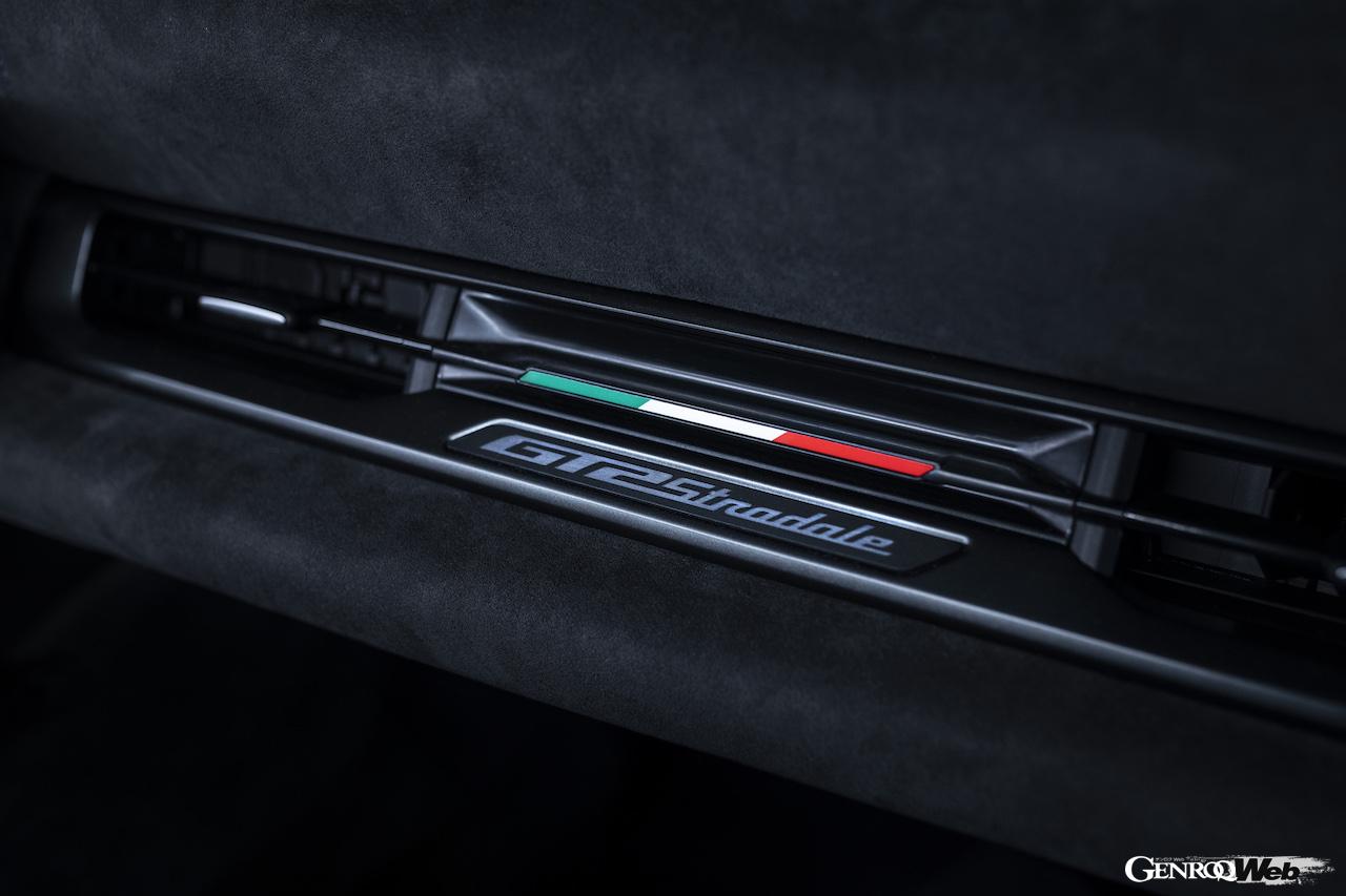 公道走行可能なレーシングカー、「マセラティ GT2 ストラダーレ」のコクピット。