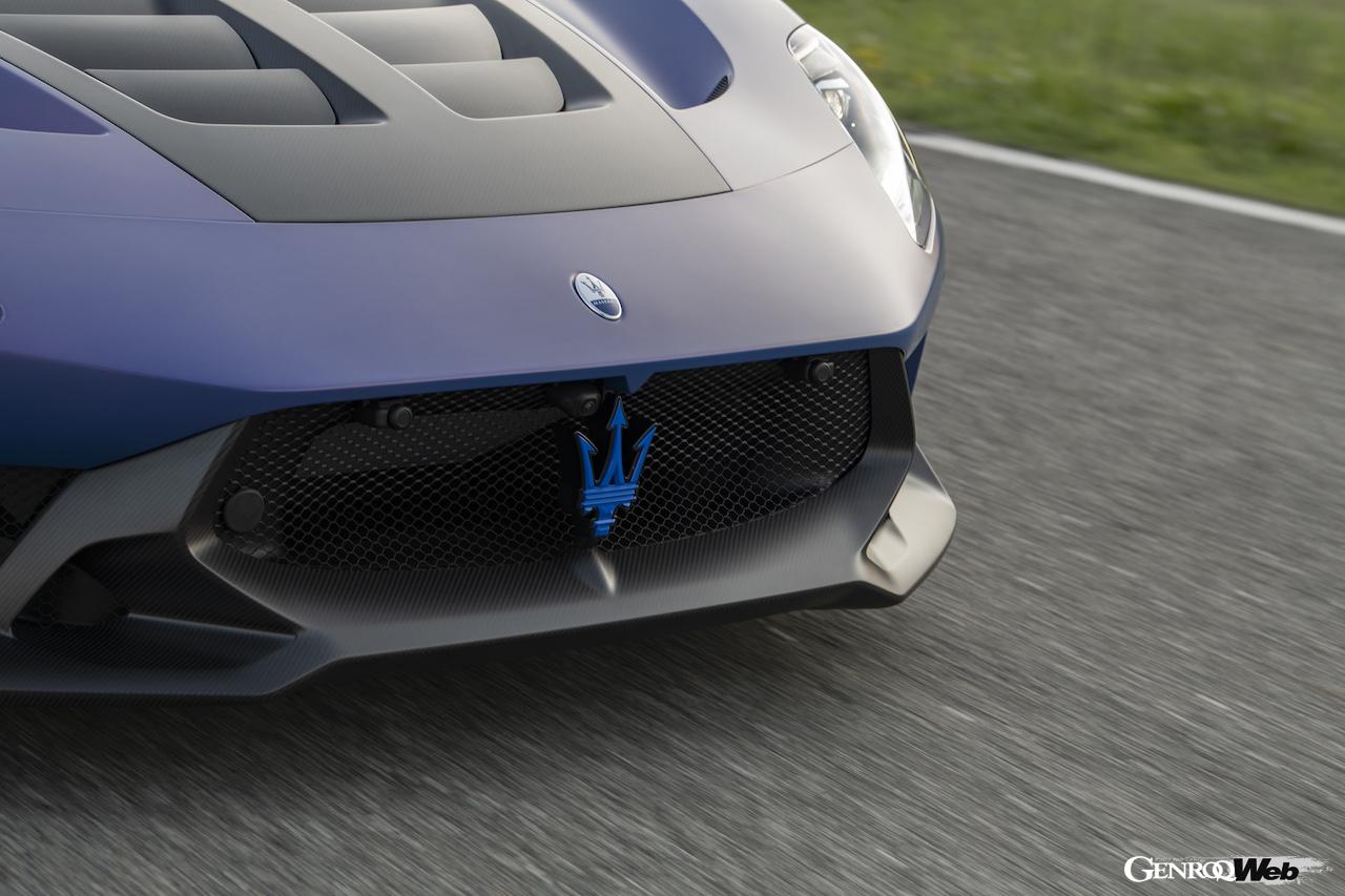 公道走行可能なレーシングカー、「マセラティ GT2 ストラダーレ」のエクステリア。