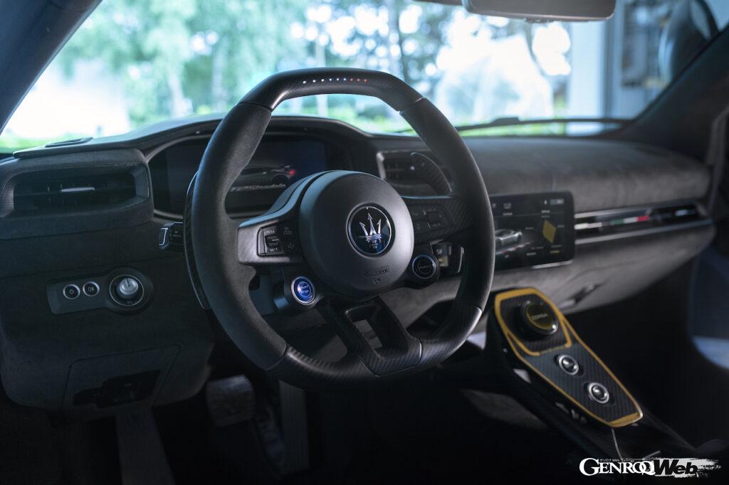 公道走行可能なレーシングカー、「マセラティ GT2 ストラダーレ」のコクピット。