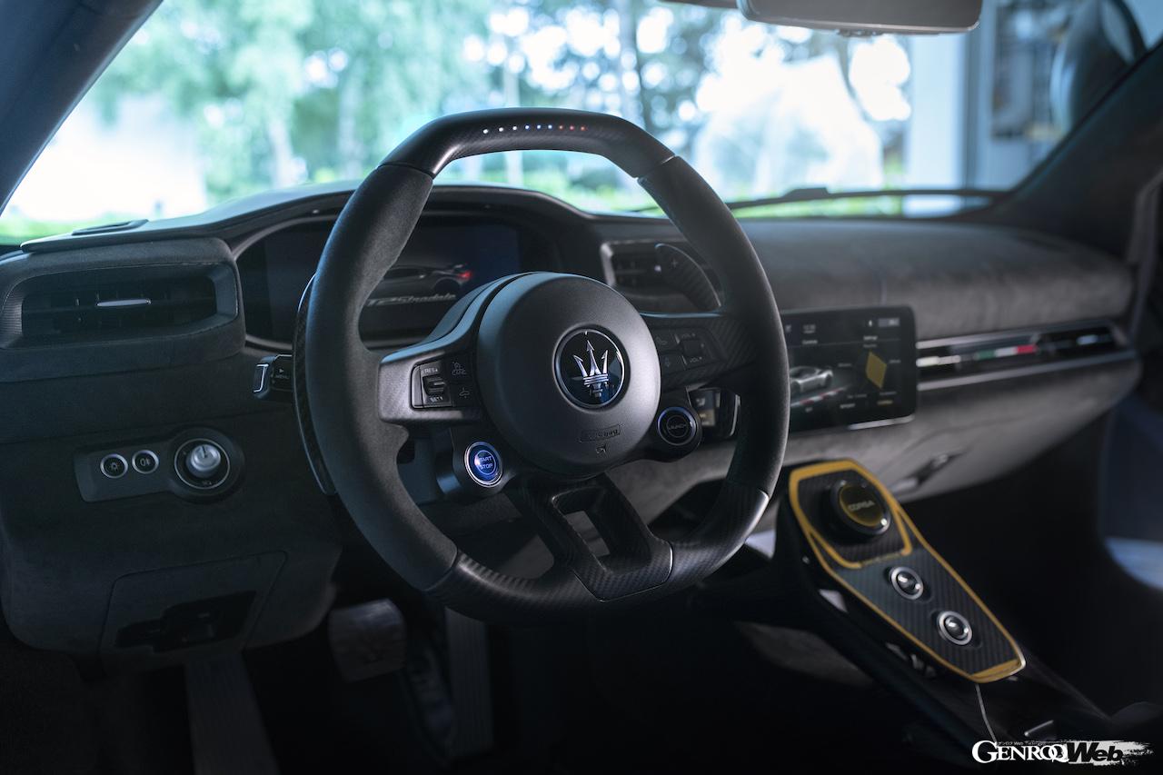 公道走行可能なレーシングカー、「マセラティ GT2 ストラダーレ」のコクピット。