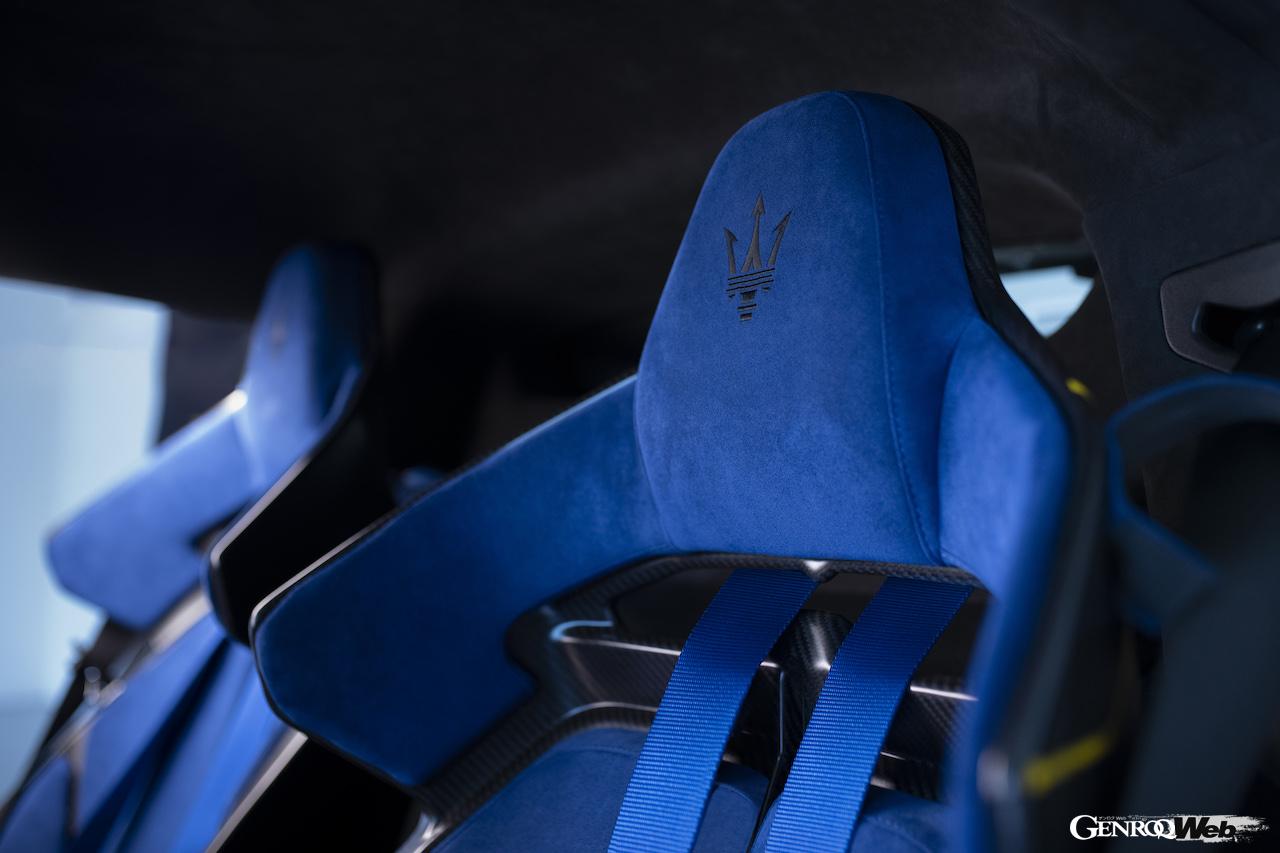 公道走行可能なレーシングカー、「マセラティ GT2 ストラダーレ」のコクピット。
