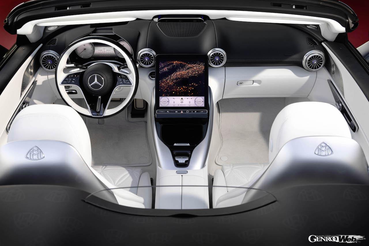 「メルセデス・マイバッハ SL 680 モノグラム シリーズ レッド・アンビエンス」のインテリア。