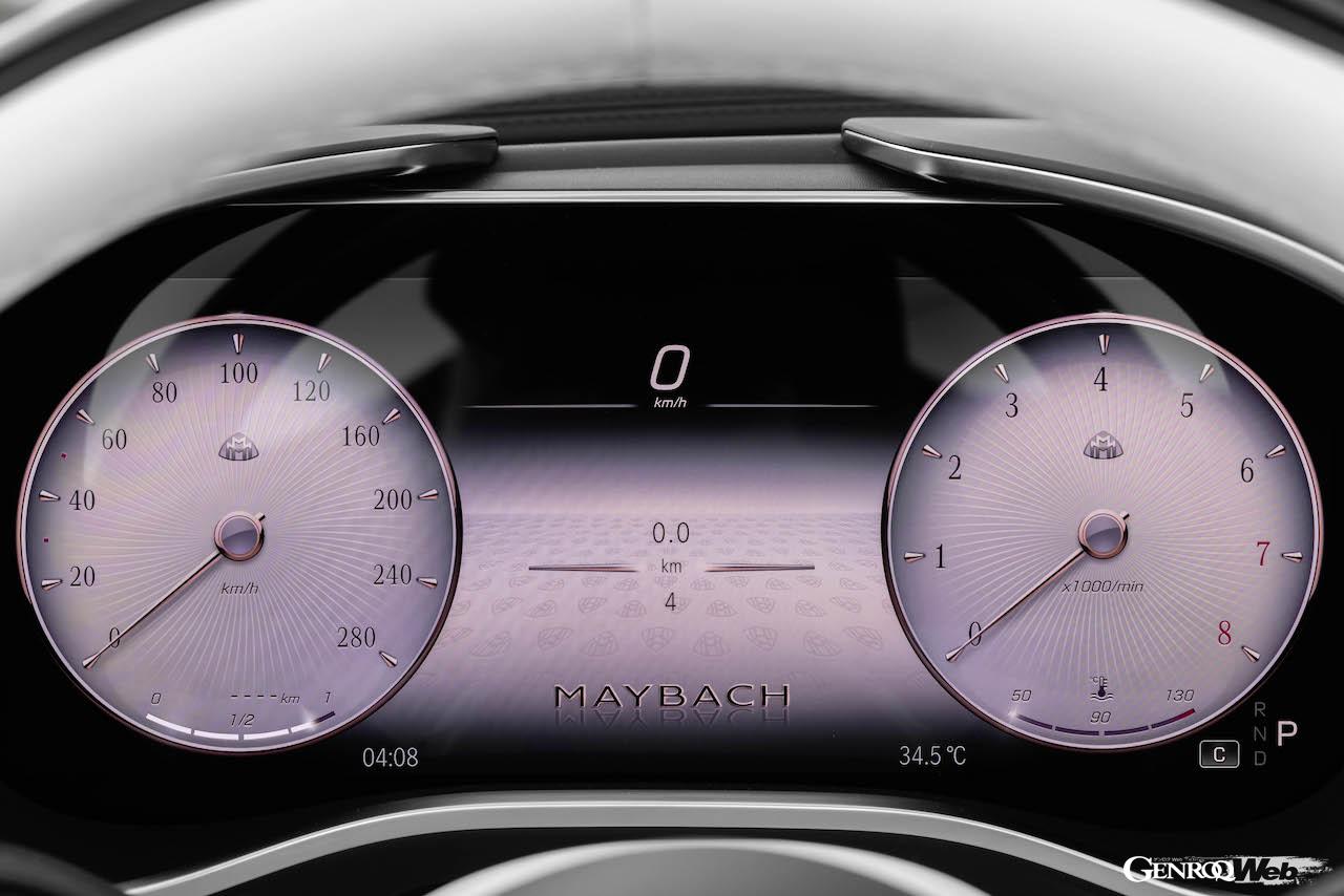 「メルセデス・マイバッハ SL 680 モノグラム シリーズ レッド・アンビエンス」のインテリア。