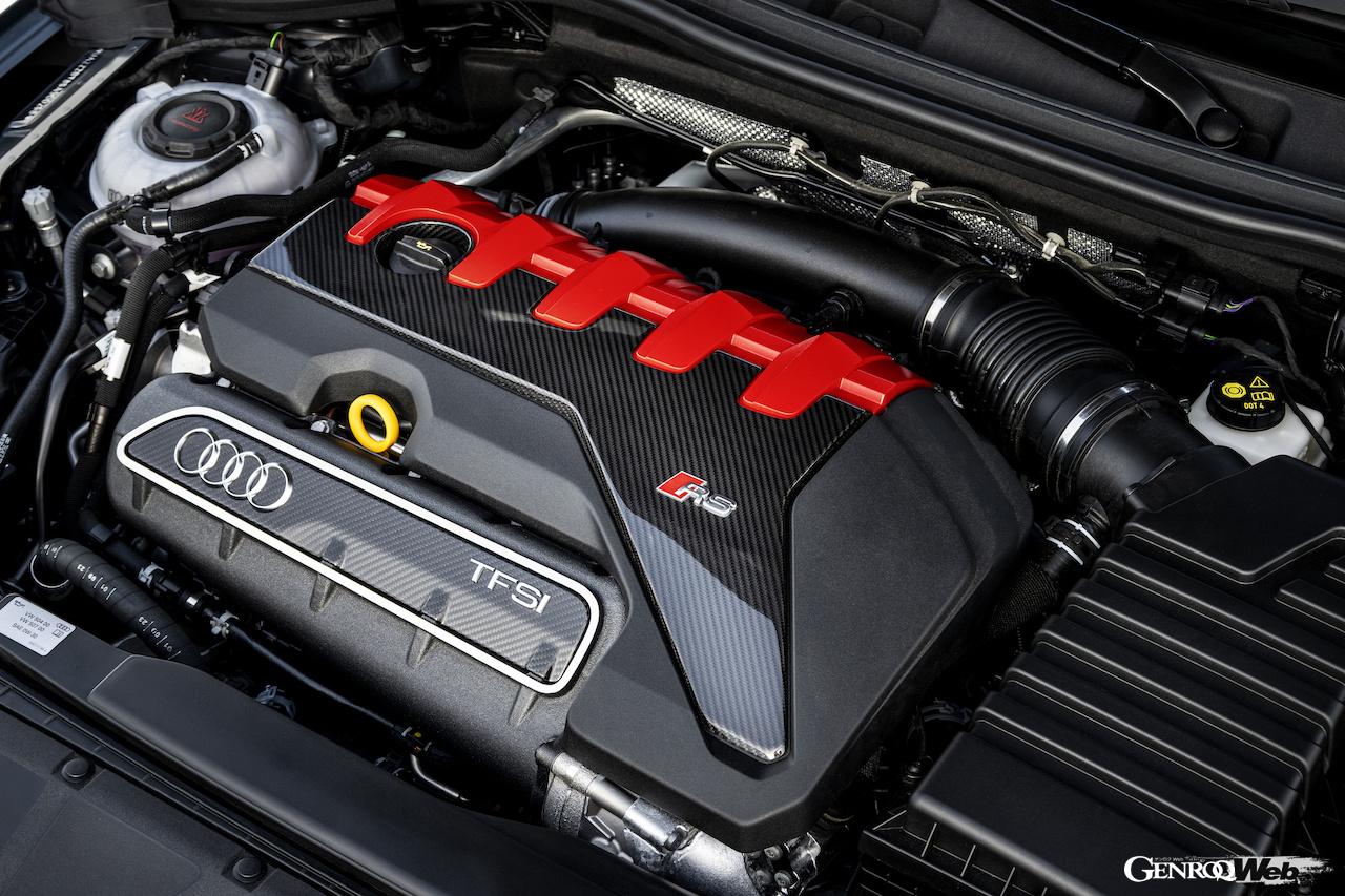 アウディ独自の2.5リッター直列5気筒TFSI直噴ターボエンジンは、最高出力400PS、最大トルク500Nmを発揮する。