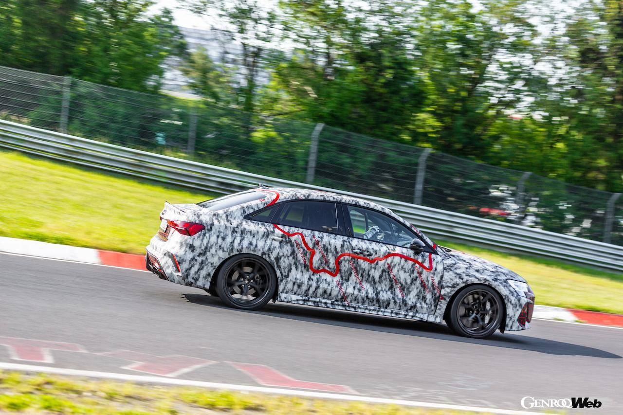 アウディ・スポーツは、正式デビューを前に、RS 3 セダンのプロトタイプをニュルブルクリンク・ノルドシュライフェに持ち込み、従来のクラスレコードを5秒以上も更新する、7分33秒123を叩き出した。