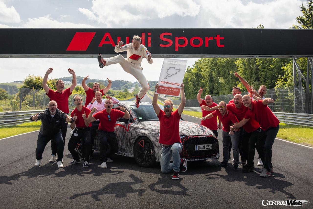 アウディ・スポーツは、正式デビューを前に、RS 3 セダンのプロトタイプをニュルブルクリンク・ノルドシュライフェに持ち込み、従来のクラスレコードを5秒以上も更新する、7分33秒123を叩き出した。