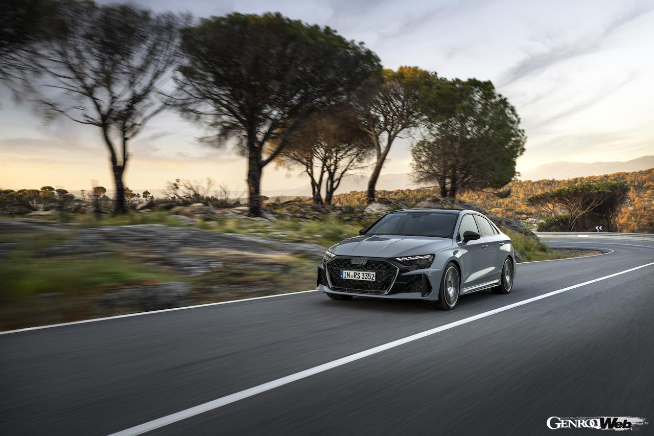 「アウディ RS 3 セダン」改良新型の走行シーン。