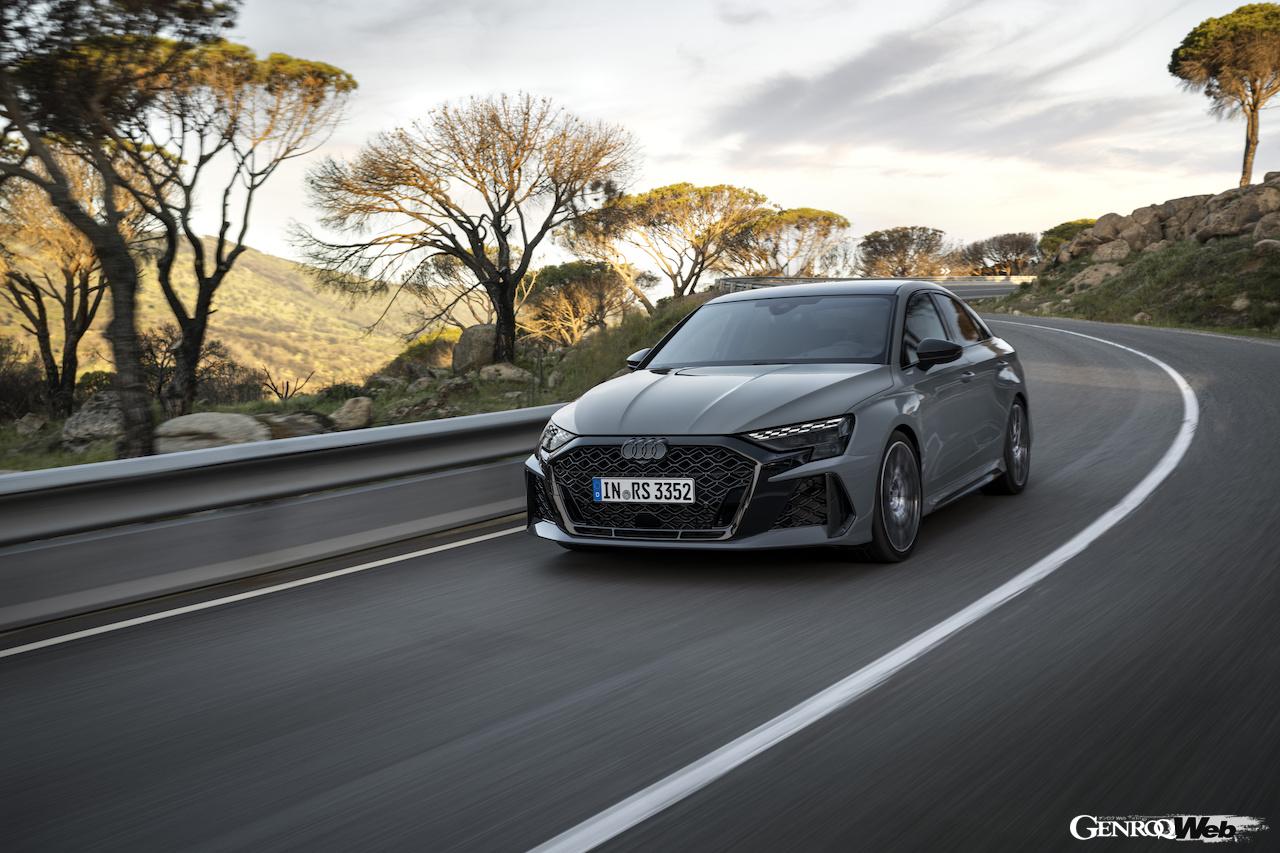 「アウディ RS 3 セダン」改良新型の走行シーン。