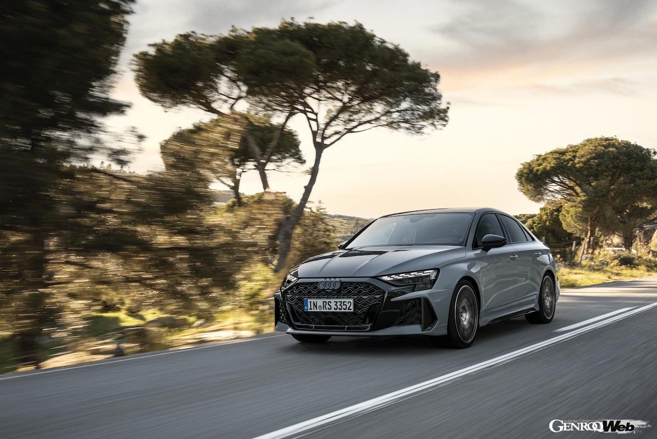 「アウディ RS 3 セダン」改良新型の走行シーン。