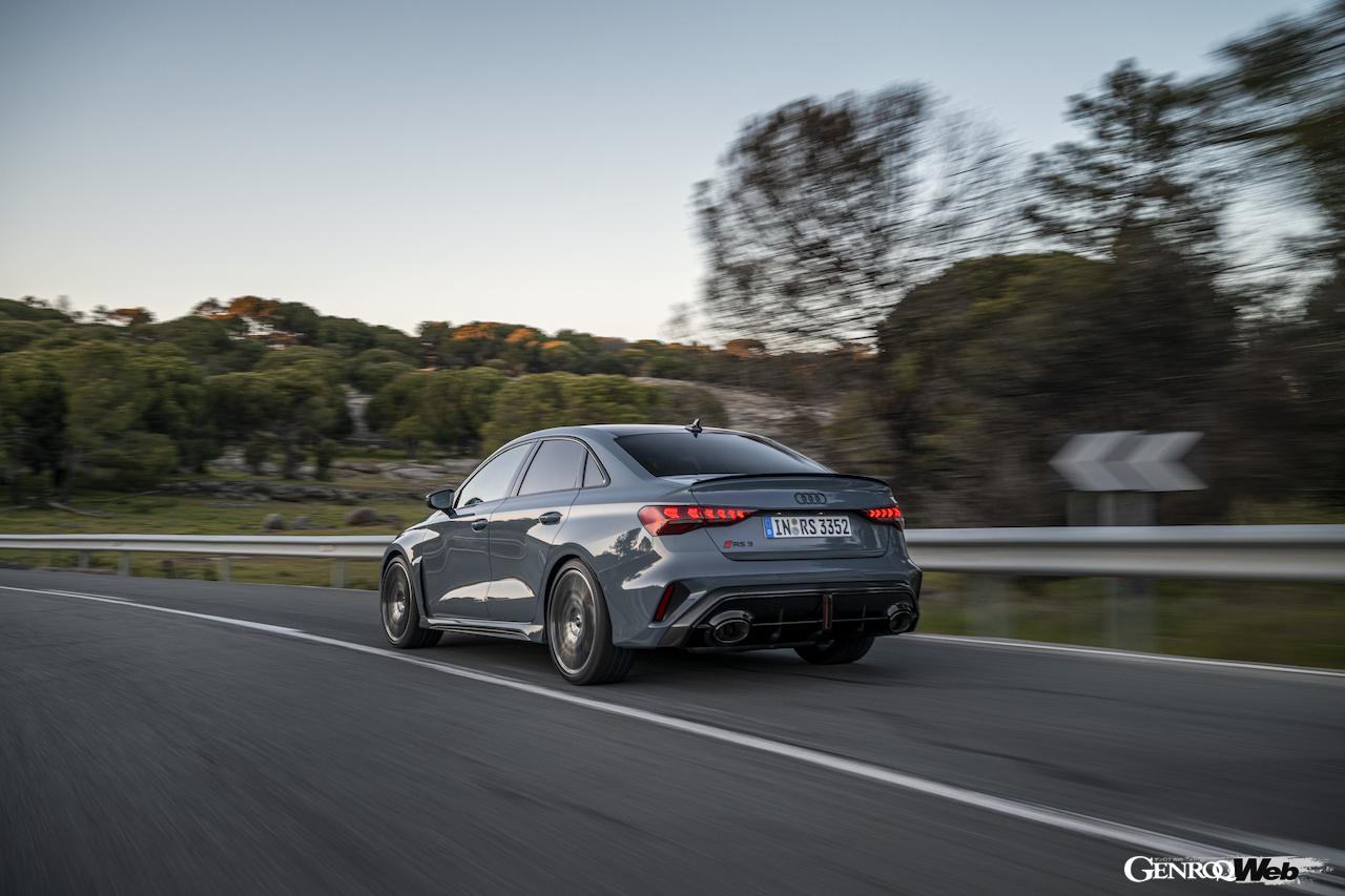「アウディ RS 3 セダン」改良新型の走行シーン。