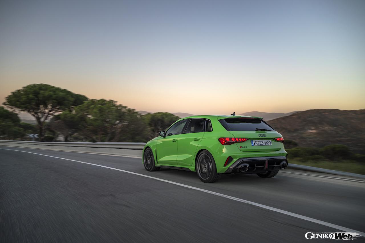 「アウディ RS 3 スポーツバック」改良新型の走行シーン。
