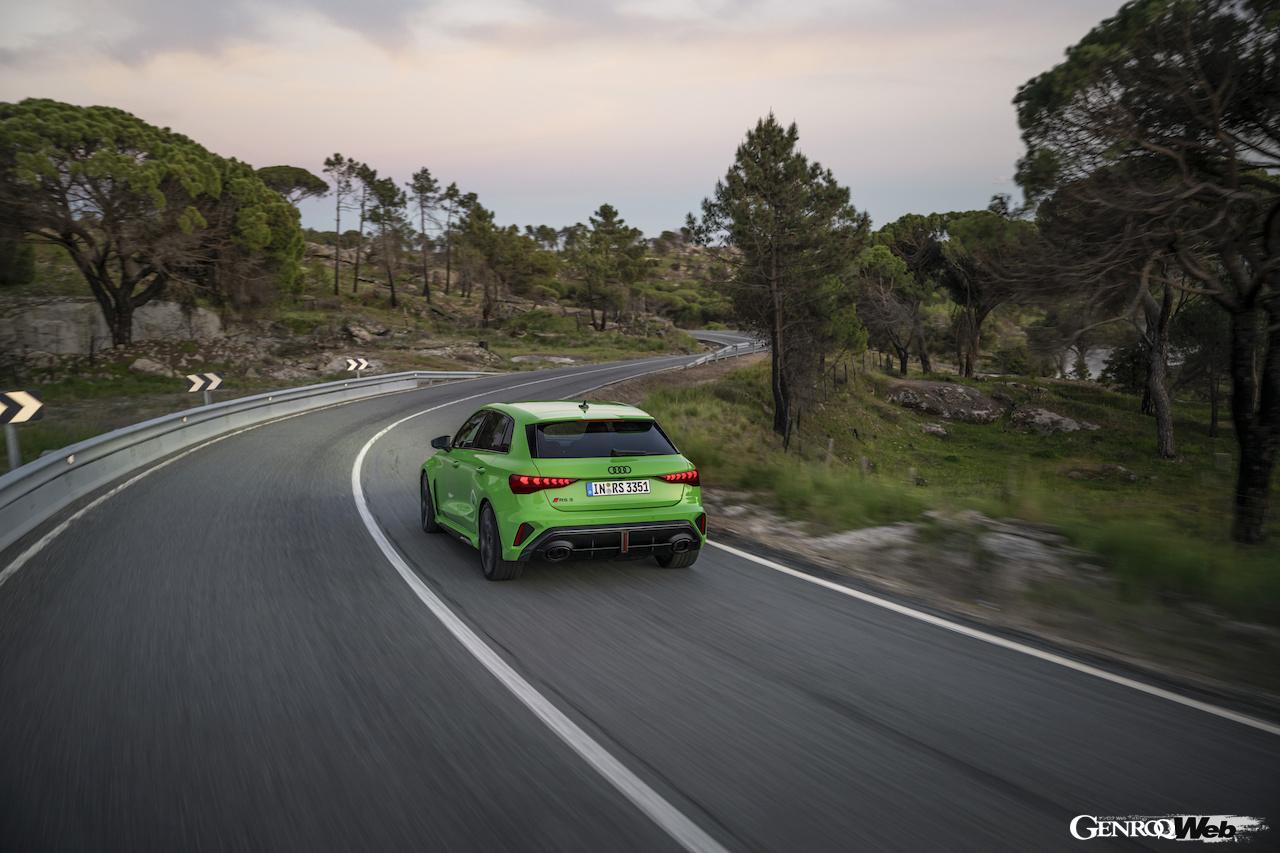 「アウディ RS 3 スポーツバック」改良新型の走行シーン。
