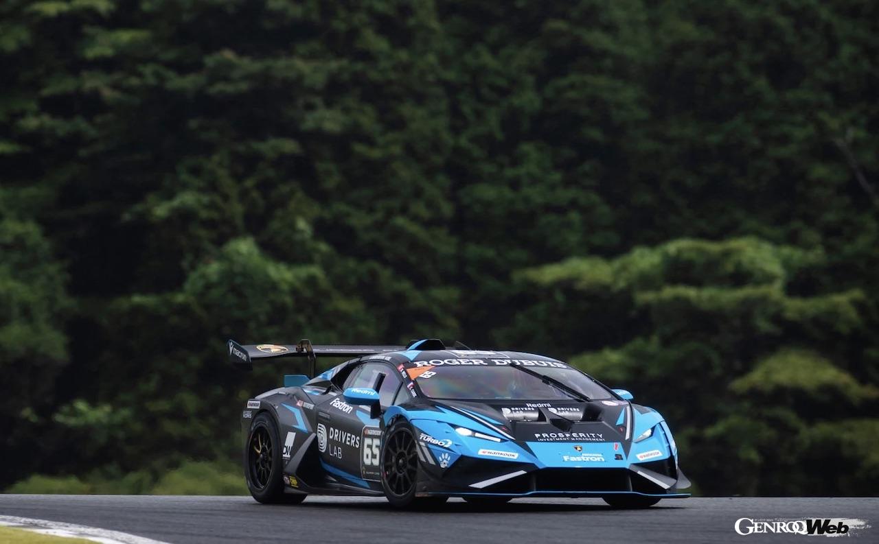 レース終盤、ペナルティなどもあり、大きく順位が入れ替わったレース2。DWイベンツGTのダン・ウェルス／エミリエン・カーデが逆転勝利を飾った。