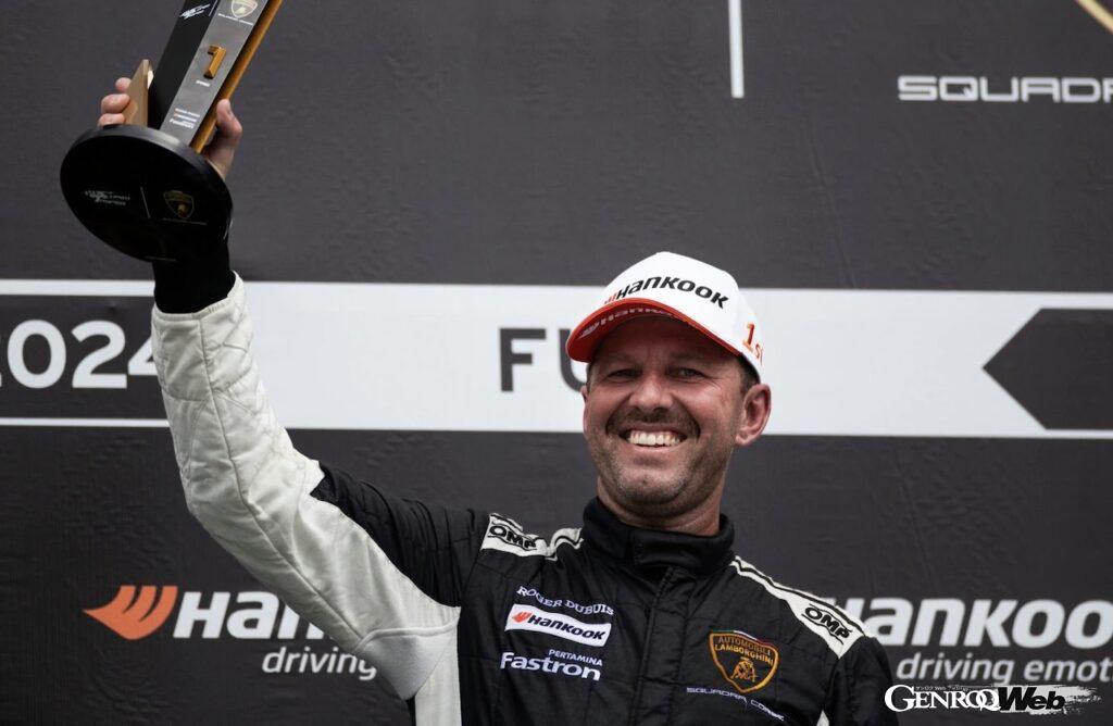 豪雨の中でスタートした富士ラウンドのレース1は、前戦韓国ラウンドで連勝を飾ったアブソルート・レーシングから参戦するクリス・ヴァン・ダー・ドリフトが、抜群のピットワークで勝利を持ち帰った。