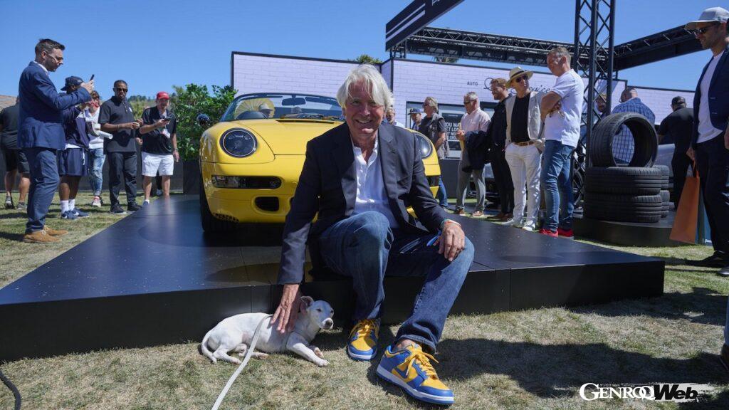 く、行動を起こしたという訳だ。
建築家として活躍するルカ・トラッツィは、少年の日に出会った1955年製の356 スピードスター 1600 スーパーに夢中になり、現在では世界有数のスピードスター・コレクターとなっている。写真はモントレー・カーウィークにおいて、愛犬のオットーと。