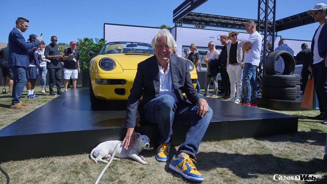 く、行動を起こしたという訳だ。 建築家として活躍するルカ・トラッツィは、少年の日に出会った1955年製の356 スピードスター 1600 スーパーに夢中になり、現在では世界有数のスピードスター・コレクターとなっている。写真はモントレー・カーウィークにおいて、愛犬のオットーと。