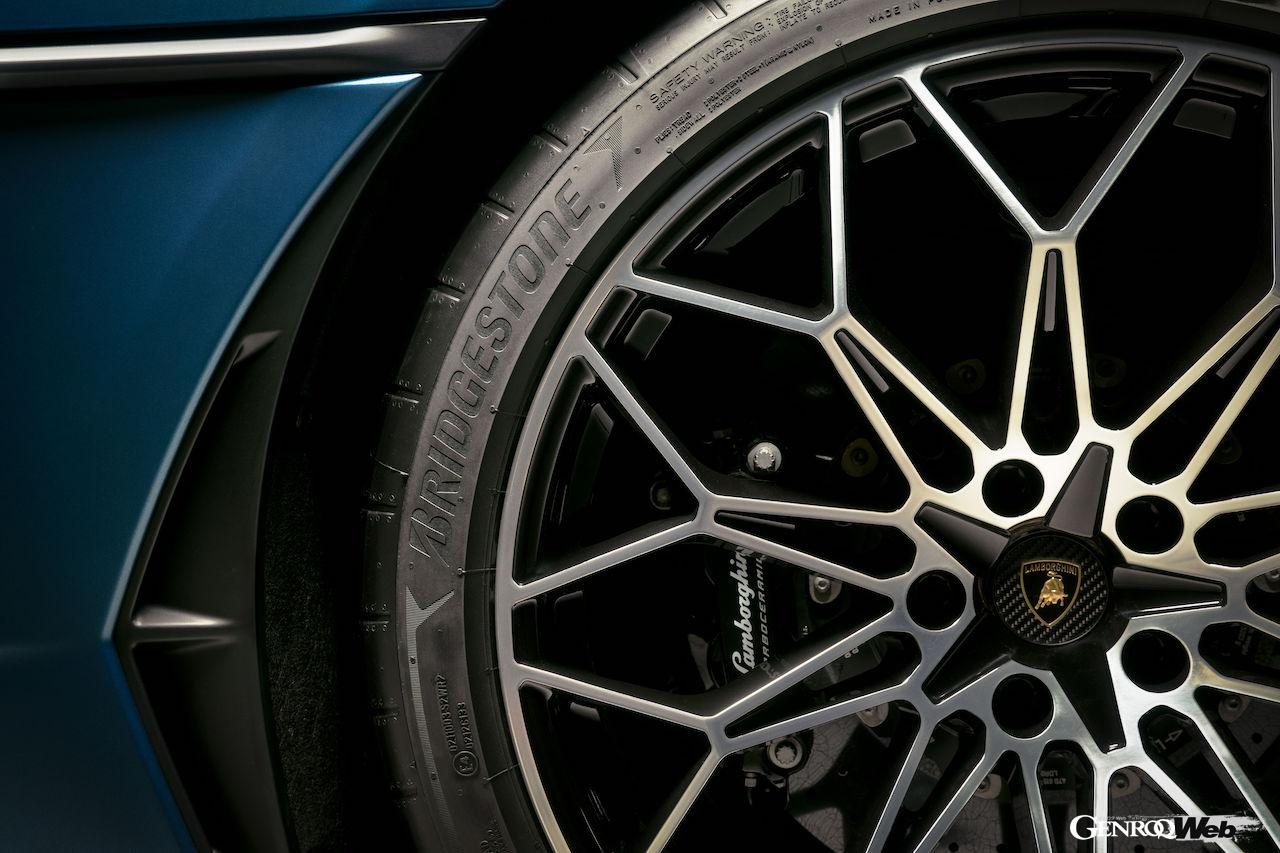 ブリヂストンは、新車装着用タイヤ「POTENZA SPORT」に加えて、サーキット走行用「POTENZA RACE」や冬用の「BLIZZAK LM005」も供給する。
