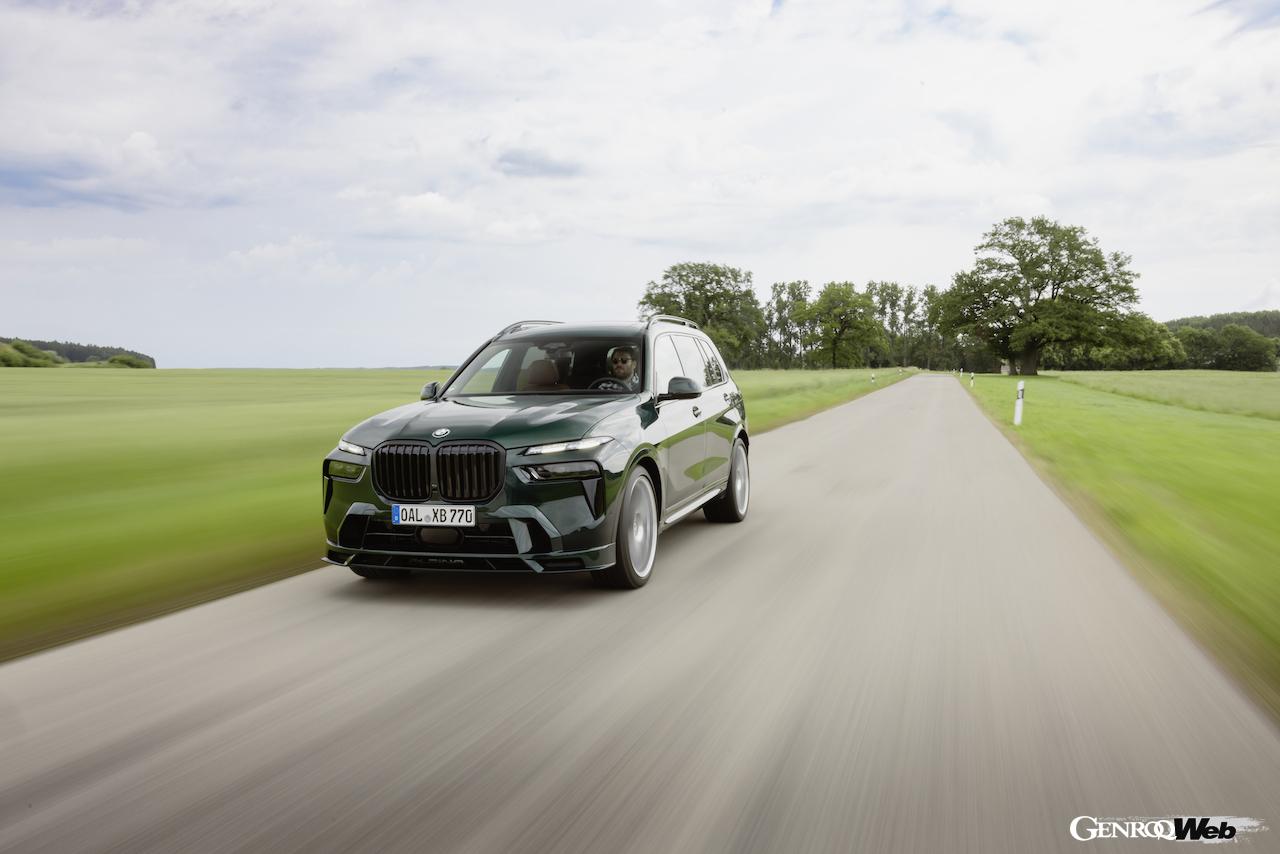 2025年モデル「BMW アルピナ XB7 マニュファクチャー」の走行シーン。