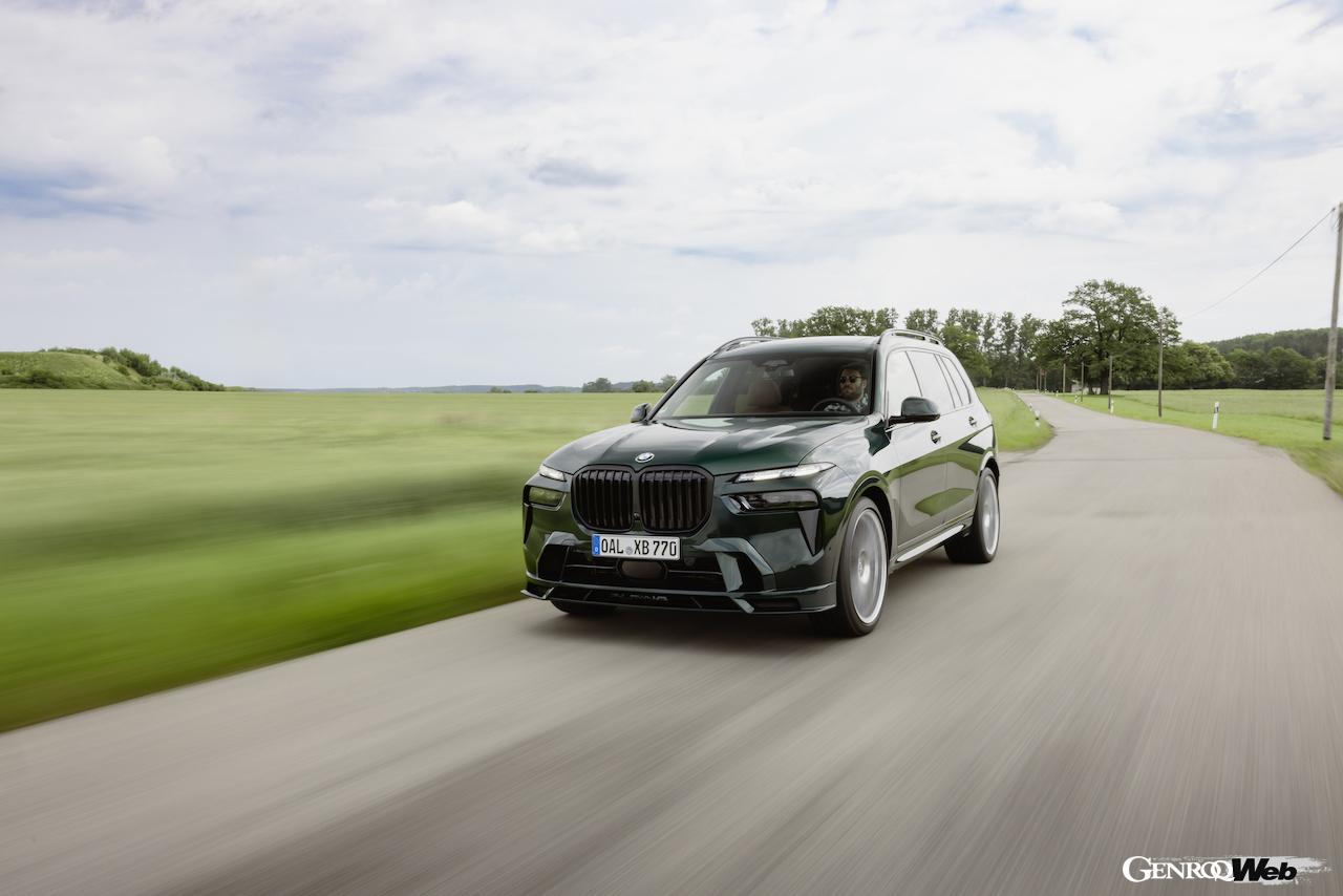 2025年モデル「BMW アルピナ XB7 マニュファクチャー」の走行シーン。
