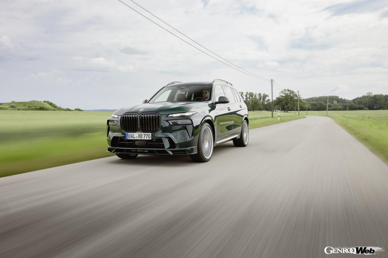 2025年モデル「BMW アルピナ XB7 マニュファクチャー」の走行シーン。