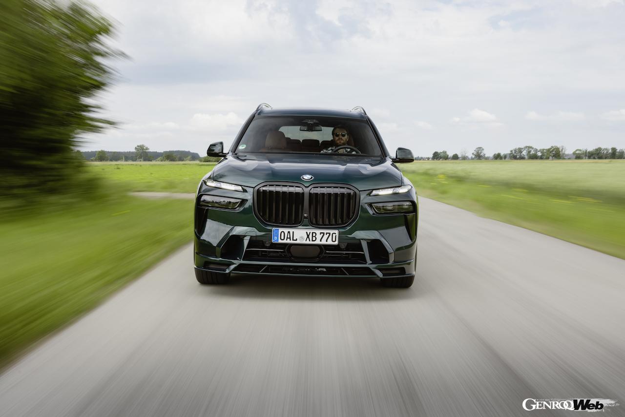 2025年モデル「BMW アルピナ XB7 マニュファクチャー」の走行シーン。