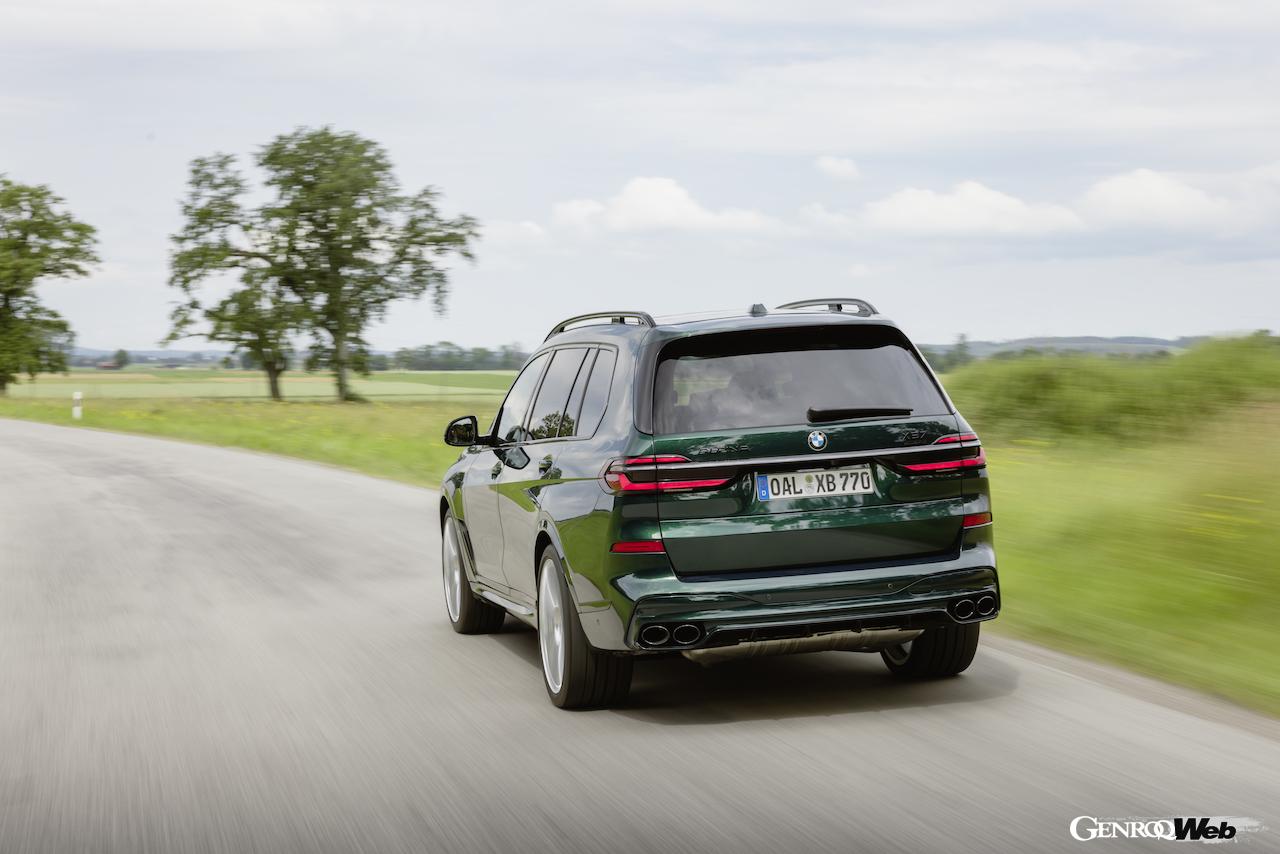 2025年モデル「BMW アルピナ XB7 マニュファクチャー」の走行シーン。