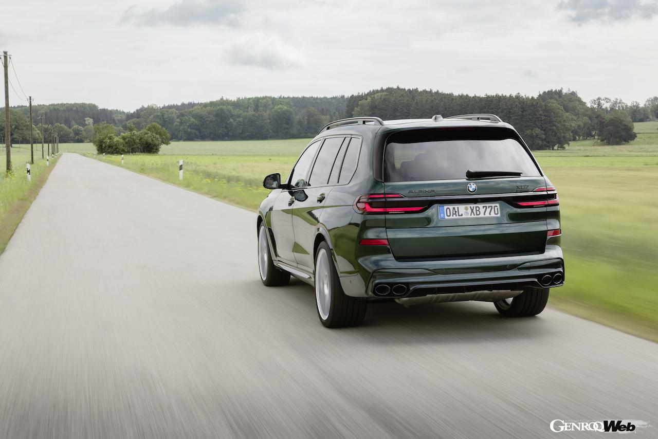 2025年モデル「BMW アルピナ XB7 マニュファクチャー」の走行シーン。
