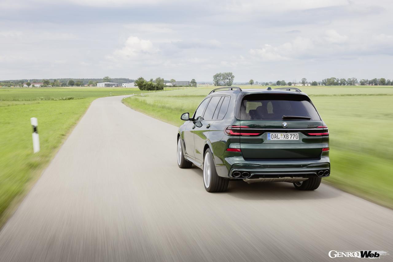 2025年モデル「BMW アルピナ XB7 マニュファクチャー」の走行シーン。
