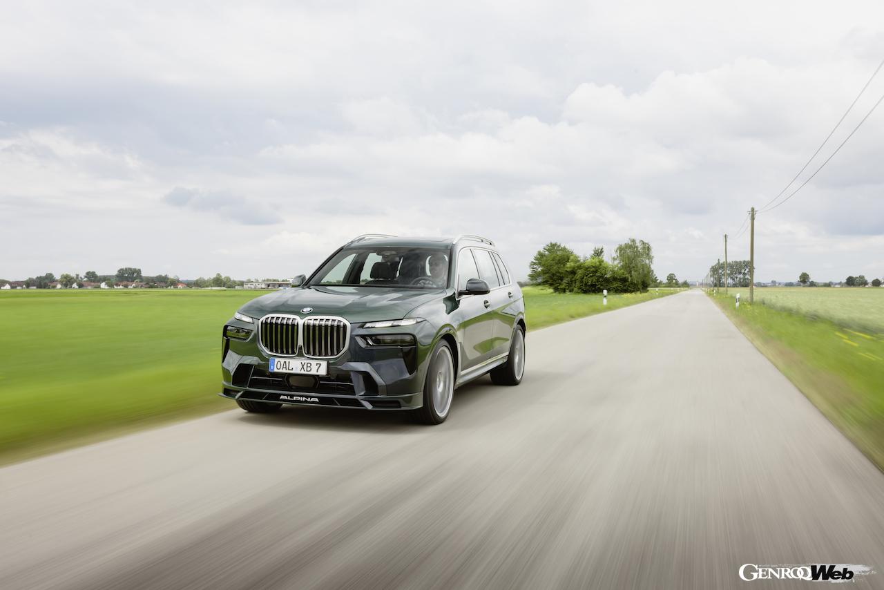 2025年モデル「BMW アルピナ XB7 マニュファクチャー」の走行シーン。