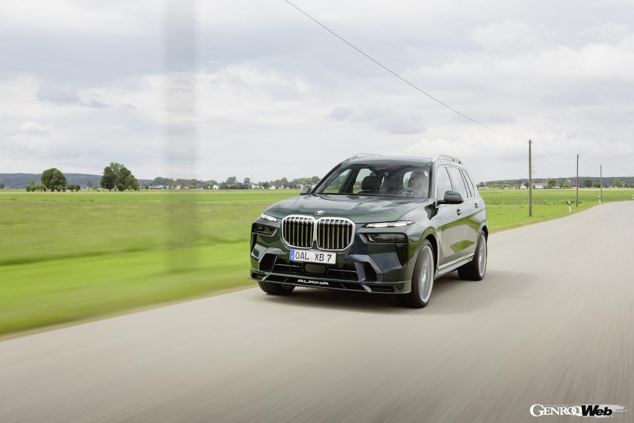 2025年モデル「BMW アルピナ XB7 マニュファクチャー」の走行シーン。