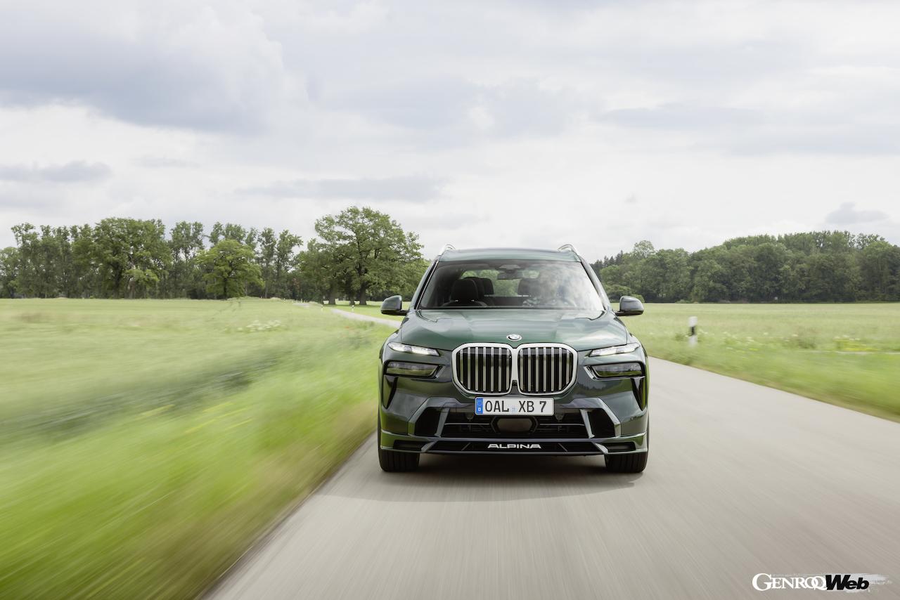 2025年モデル「BMW アルピナ XB7 マニュファクチャー」の走行シーン。