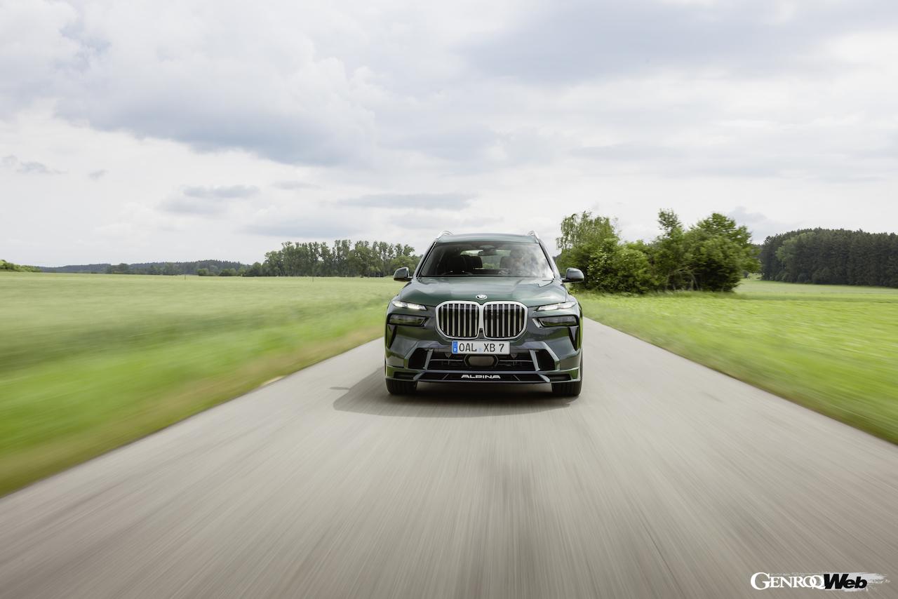 2025年モデル「BMW アルピナ XB7 マニュファクチャー」の走行シーン。
