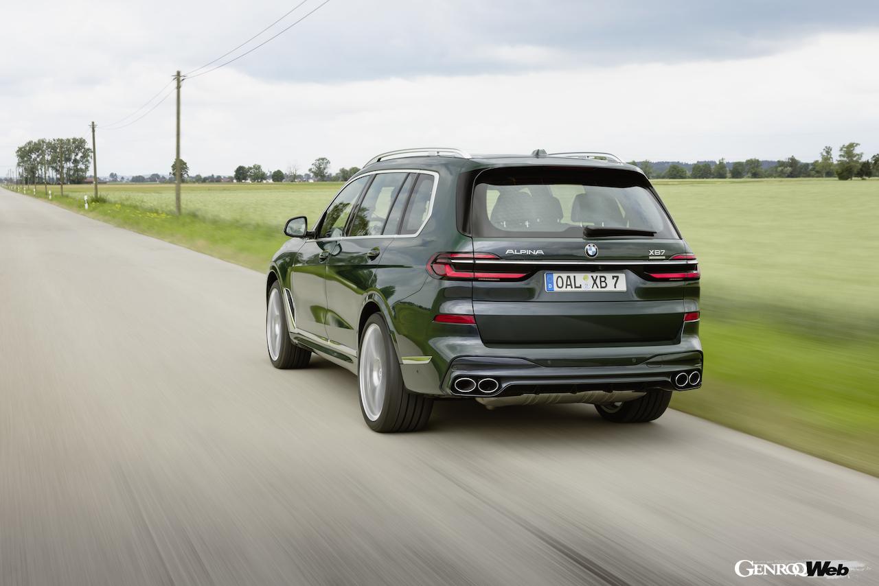 2025年モデル「BMW アルピナ XB7 マニュファクチャー」の走行シーン。